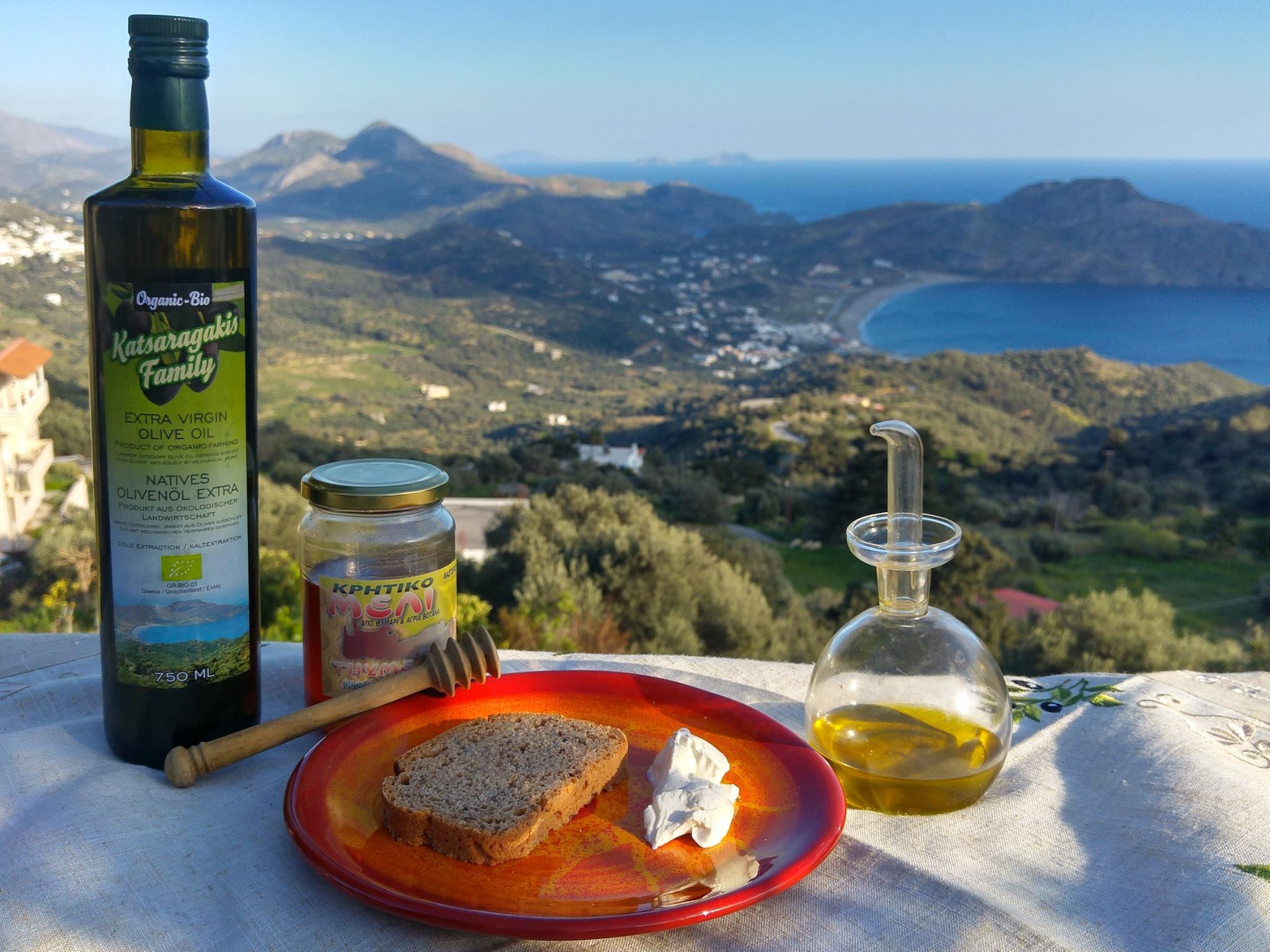Brot mit Olivenöl, Frischkäse und Honig